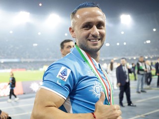 Stanislav Lobotka oslavuje zisk titulu s Neapolom