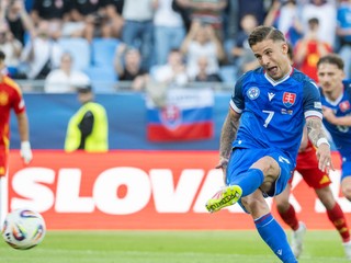Tomáš Suslov (Slovensko) vyrovnáva na 2:2 z penalty v zápase Slovensko - Španielsko v skupine A na EURO U21 2025 (ME vo futbale do 21 rokov).
