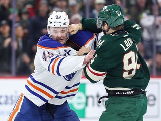 Jakub Lauko (vpravo) v bitke s Ty Embersonom
