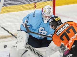 Henri Kiviaho (Slovan), ktorého prekonáva Patrik Rogoň (Košice) v zápase 1. kola hokejovej Tipsport ligy HC Slovan Bratislava - HC Košice.