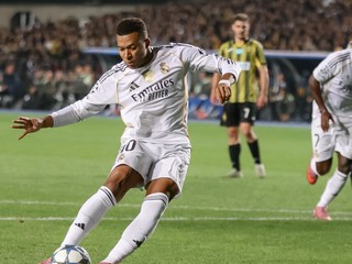 Kylian Mbappé strieľa gól.