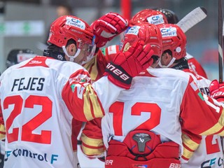 Na snímke sa hráči Prešova tešia z gólu.