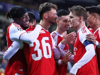 Futbalista Arsenalu Noni Madueke (vľavo) sa teší so spoluhráčmi z gólu