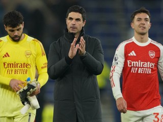 Mikel Arteta (v strede)