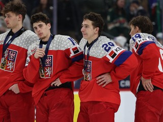 Smutní českí hráči po prevzatí strieborných medailí po prehre so Švédskom 4:2 vo finále na MS hráčov do 20 rokov.