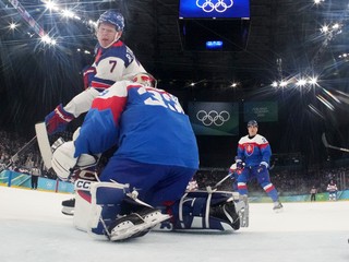 Brady Tkachuk strieľa gól v zápase Slovensko - USA na ZOH 2026