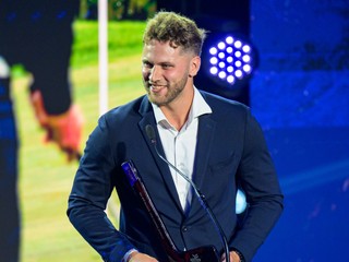 Samuel Hlavaj si preberá cenu pre najlepšieho brankára roka počas slávnostného galavečera Hokejista roka 2026.