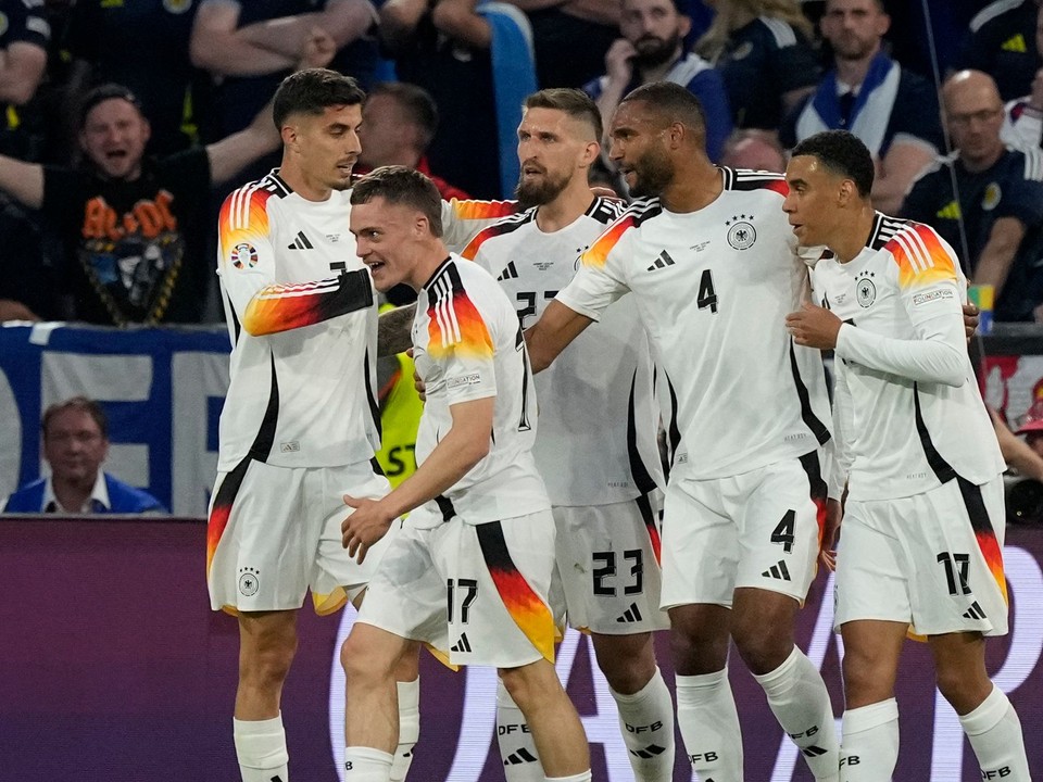 Futbalisti Nemecka oslavujú gól.