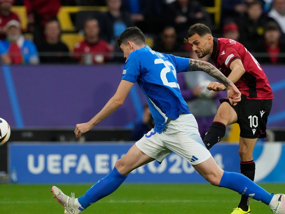 Albánsky futbalista Nedim Bajrami strieľa gól v zápase proti Taliansku na EURO 2024.