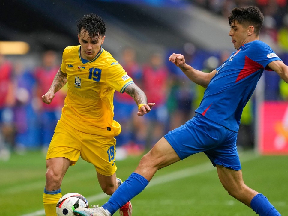 Mykola Šaparenko a Adam Obert v súboji o loptu v zápase Slovensko - Ukrajina v skupine E na EURO 2024 (ME vo futbale).
