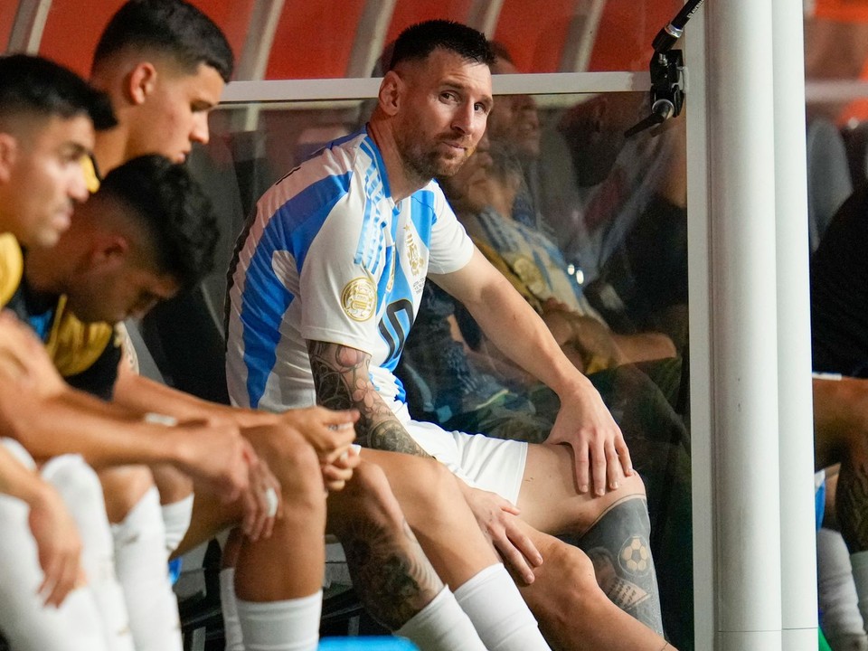 Zranený Lionel Messi na striedačke Argentíny