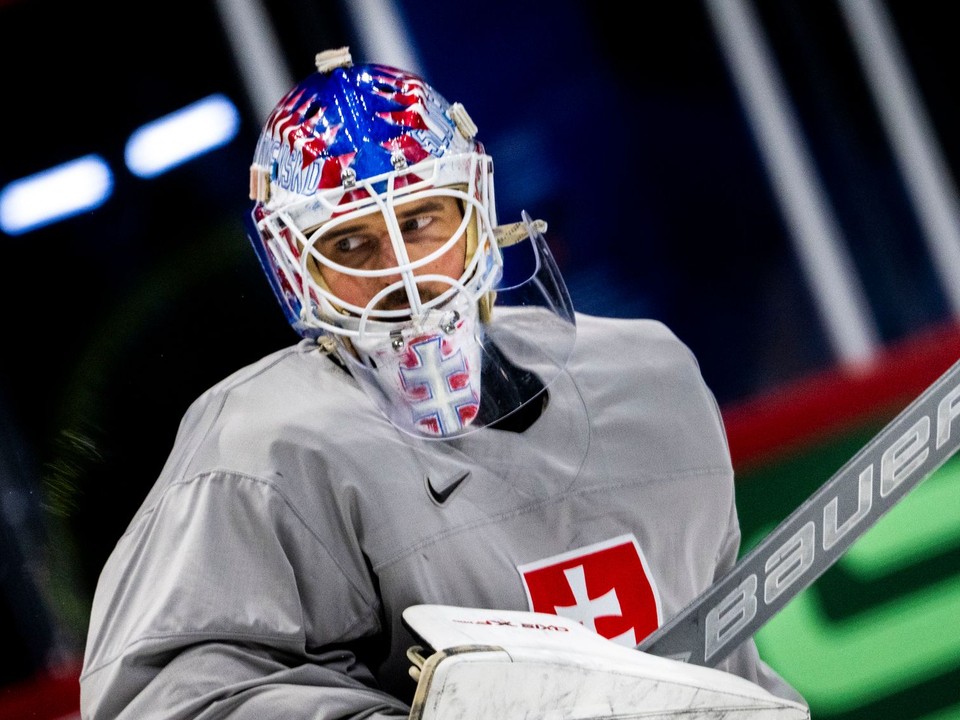 Brankár Patrik Rybár počas tréningu na MS v hokeji 2025. 