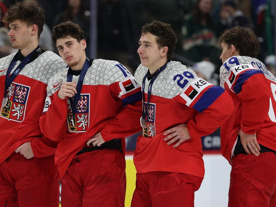 Smutní českí hráči po prevzatí strieborných medailí po prehre so Švédskom 4:2 vo finále na MS hráčov do 20 rokov.