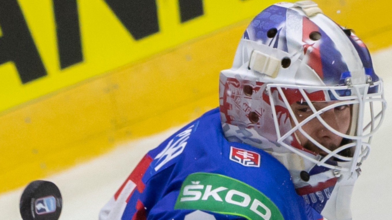 Slovenský brankár Adam Húska počas MS v hokeji 2022. 
