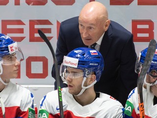 Juraj Slafkovský, Miloš Roman, Pavol Regenda a tréner Craig Ramsay na MS v hokeji 2022.