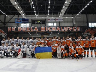 Mládežníci Charkova (v bielom) a Michaloviec po skončení charitatívneho stretnutia.