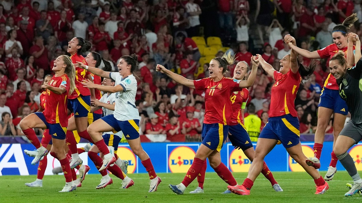 Španielsky futbalistky oslavujú postup do semifinále ME vo futbale žien 2025. 