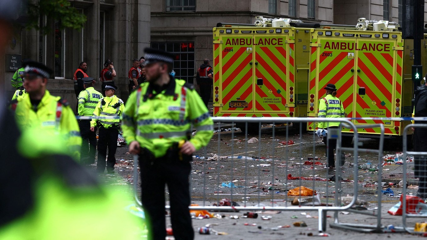 Situácia po nehode počas osláv klubu Liverpool FC v uliciach mesta po zisku titulu v Premier League.