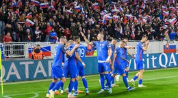 Slovenskí futbalisti sa tešia po strelenom góle v zápase Slovensko - Island v kvalifikácii EURO 2024.