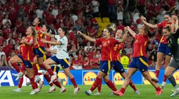 Španielsky futbalistky oslavujú postup do semifinále ME vo futbale žien 2025. 