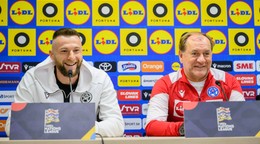 Tréner slovenskej futbalovej reprezentácie Vladimír Weiss st. a kapitán Milan Škriniar  pred sobotným zápasom C-divízie Ligy národov Slovensko - Moldavsko.