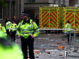 Situácia po nehode počas osláv klubu Liverpool FC v uliciach mesta po zisku titulu v Premier League.