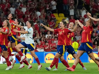 Španielsky futbalistky oslavujú postup do semifinále ME vo futbale žien 2025. 