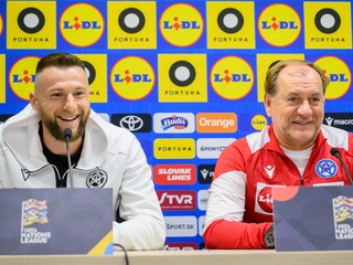 Tréner slovenskej futbalovej reprezentácie Vladimír Weiss st. a kapitán Milan Škriniar  pred sobotným zápasom C-divízie Ligy národov Slovensko - Moldavsko.