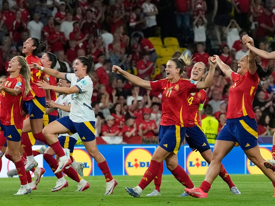 Španielsky futbalistky oslavujú postup do semifinále ME vo futbale žien 2025. 