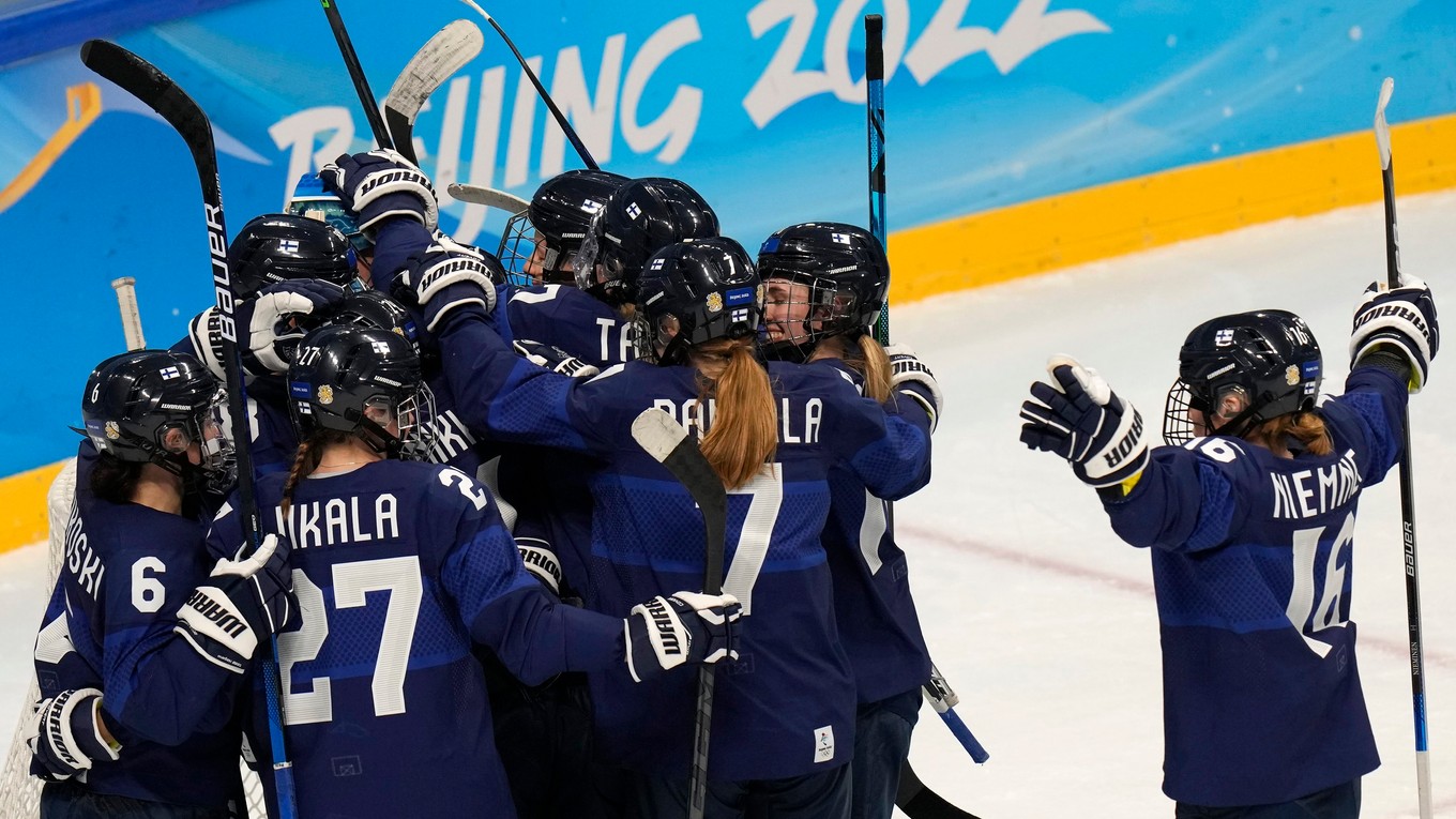 Fínske hokejistky oslavujú postup do semifinále ZOH 2022.