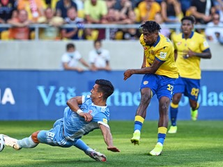 Vernon De Marco (vľavo) a Yhoan Many Andzouana v zápase Fortuna ligy DAC Dunajská Streda - ŠK Slovan Bratislava.