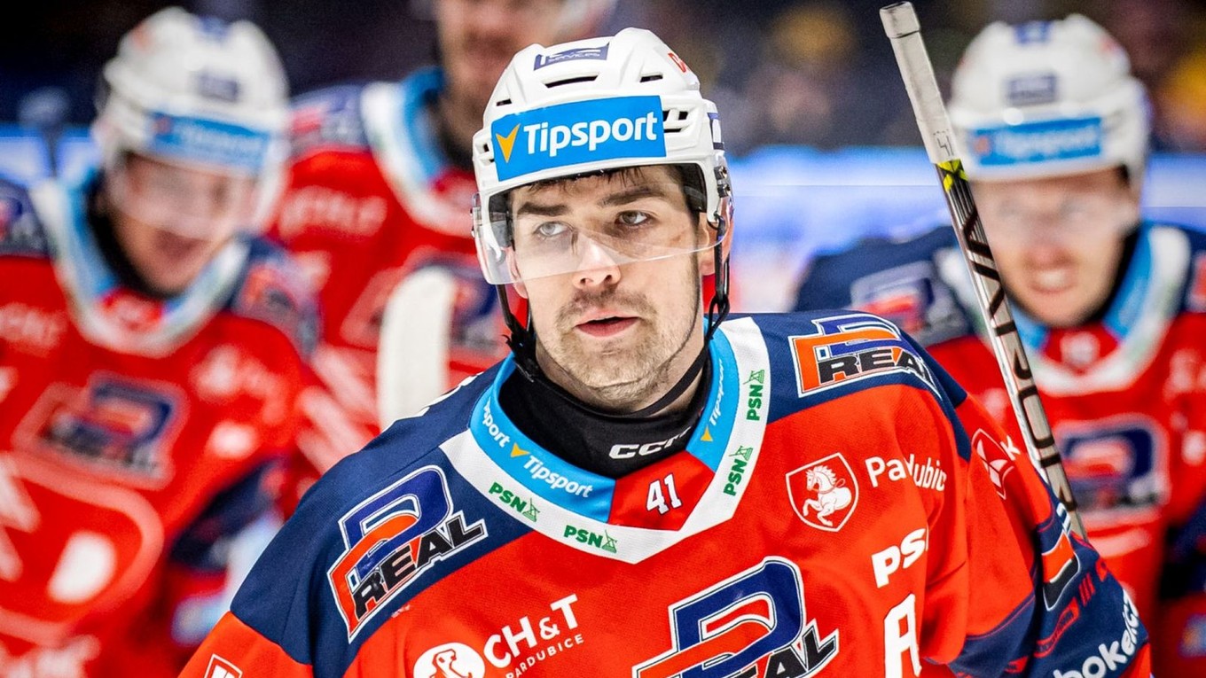 Slovenský obranca Peter Čerešňák v službách tímu HC Dynamo Pardubice.