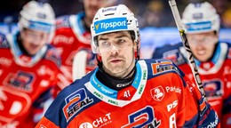 Slovenský obranca Peter Čerešňák v službách tímu HC Dynamo Pardubice.