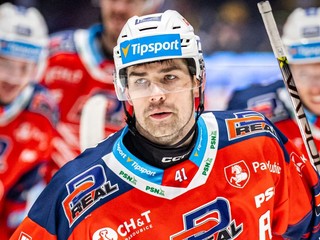 Slovenský obranca Peter Čerešňák v službách tímu HC Dynamo Pardubice.