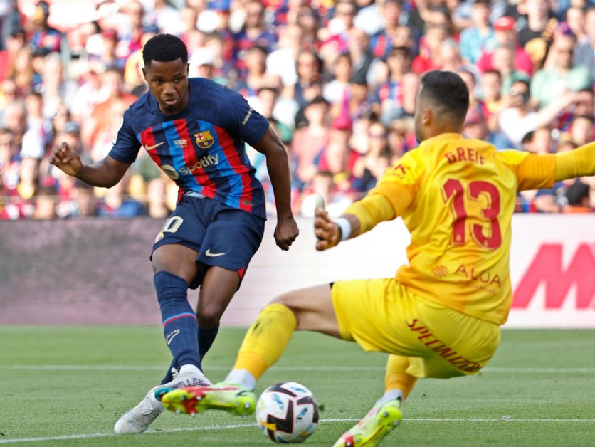 Futbalista FC Barcelona Ansu Fati prekonáva slovenského brankára Dominika Greifa. 