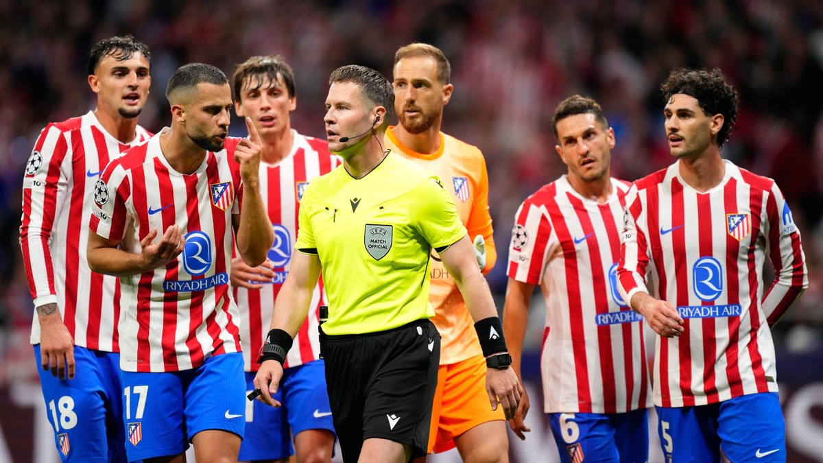Hráči Atlética Madrid, druhý vľavo Dávid Hancko
