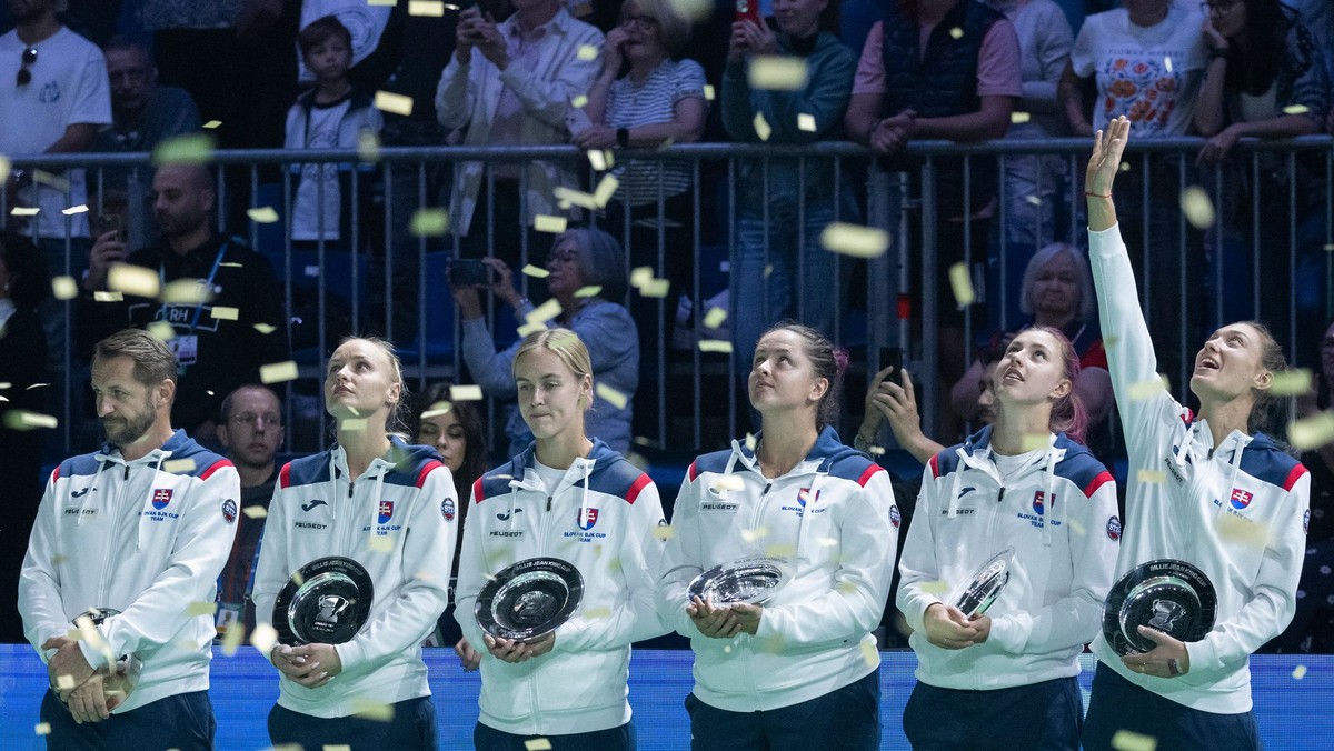 sprava Tereza Mihalíková, Renáta Jamrichová, Viktória Hrunčáková, Anna Karolína Schmiedlová, Rebecca Šramková a kapitán slovenského tímu Matej Lipták 