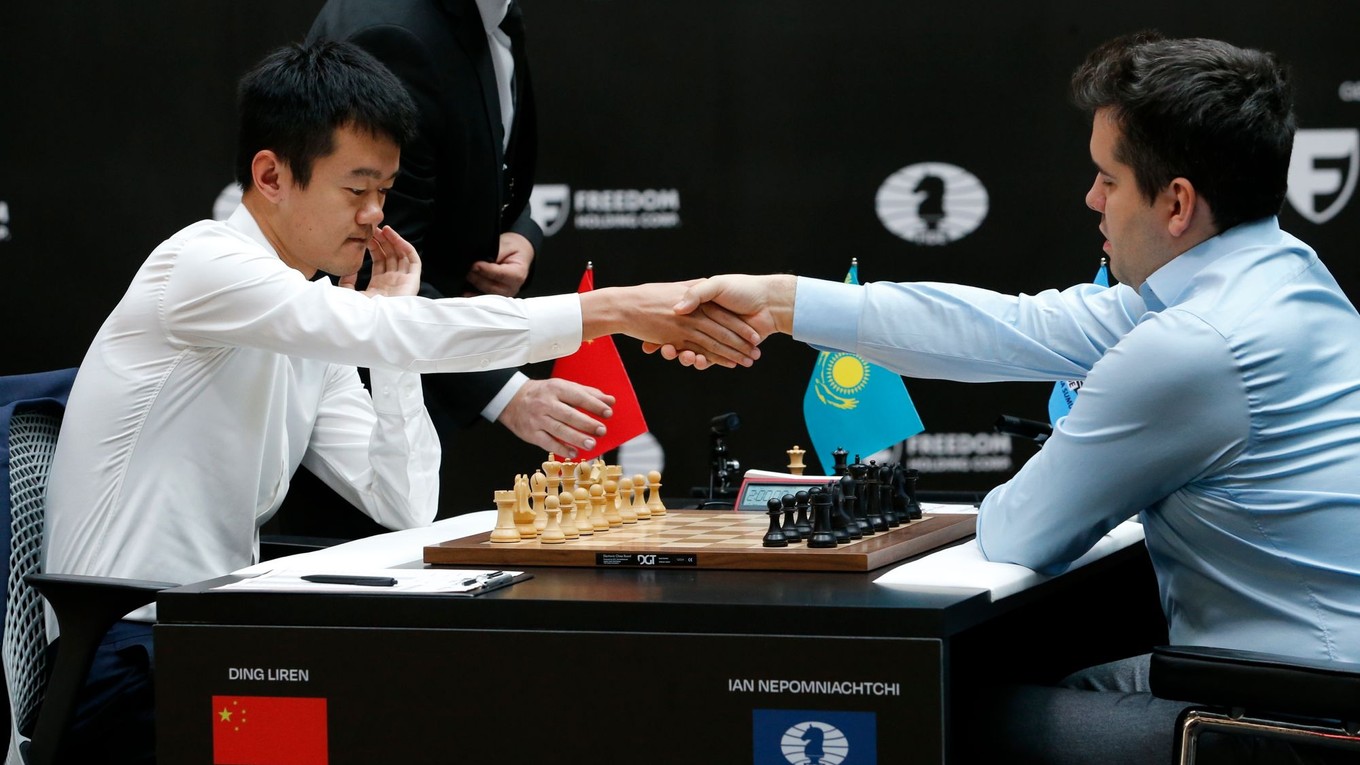 Vpravo ruský šachový veľmajster Jan Nepomňašči a vľavo čínsky šachista Ting Li-žen.