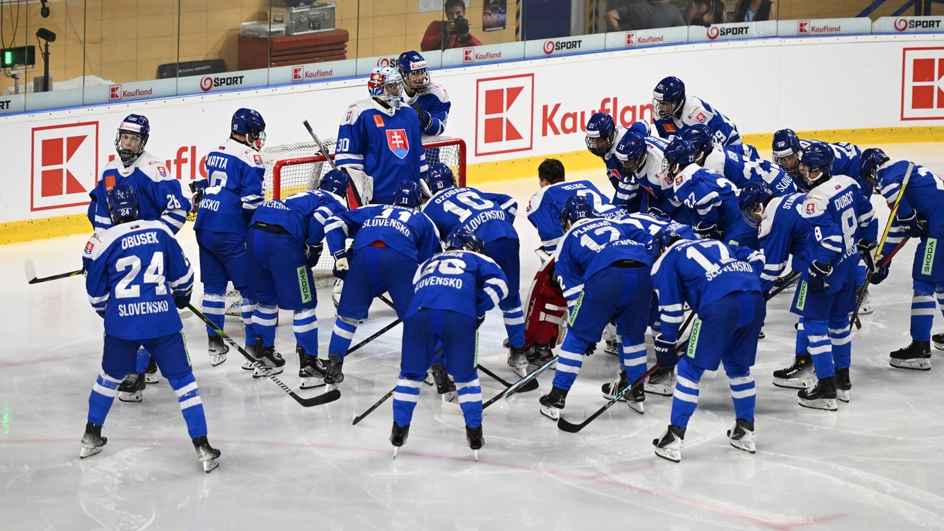 Hráči Slovenska počas prípravného zápasu hráčov do 18 rokov pred Hlinka Gretzky Cupom Slovensko - Kanada.