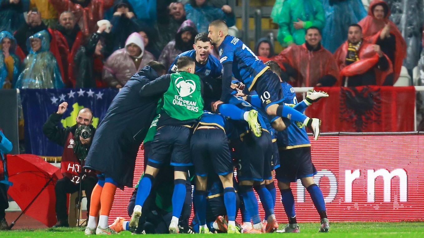 Futbalisti Kosova oslavujú gól v zápase kvalifikácie MS 2026 proti Švajčiarsku.