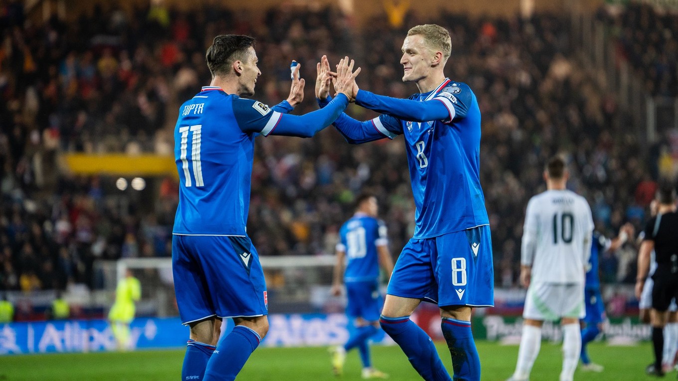 Na snímke hráč Slovenska Ľubomír Tupta (11) a hráč Slovenska Tomáš Bobček (8) počas kvalifikačného zápasu.