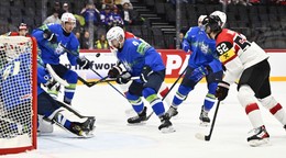 Aleksandar Magovac a Paul Huber v zápase Slovinsko - Rakúsko na MS v hokeji 2025. 