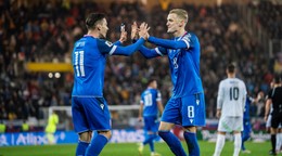 Na snímke hráč Slovenska Ľubomír Tupta (11) a hráč Slovenska Tomáš Bobček (8) počas kvalifikačného zápasu.