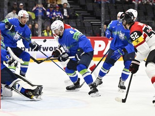Aleksandar Magovac a Paul Huber v zápase Slovinsko - Rakúsko na MS v hokeji 2025. 