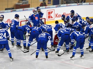 Hráči Slovenska počas prípravného zápasu hráčov do 18 rokov pred Hlinka Gretzky Cupom Slovensko - Kanada.