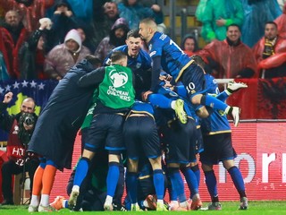 Futbalisti Kosova oslavujú gól v zápase kvalifikácie MS 2026 proti Švajčiarsku.