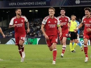 Kapitán Arsenalu Martin Odegaard oslavuje gól proti SSC Neapol.