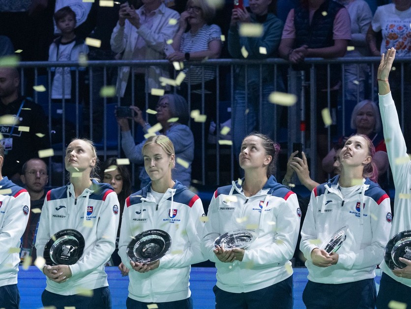 sprava Tereza Mihalíková, Renáta Jamrichová, Viktória Hrunčáková, Anna Karolína Schmiedlová, Rebecca Šramková a kapitán slovenského tímu Matej Lipták 