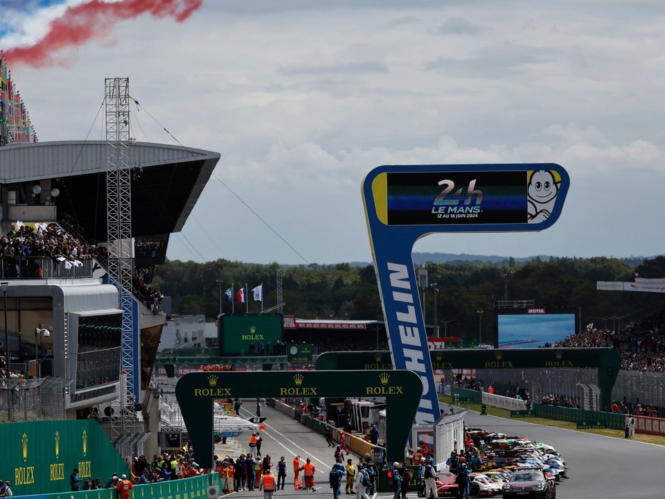 Momentka pred začiatkom pretekov 24 hodín Le Mans 2024.