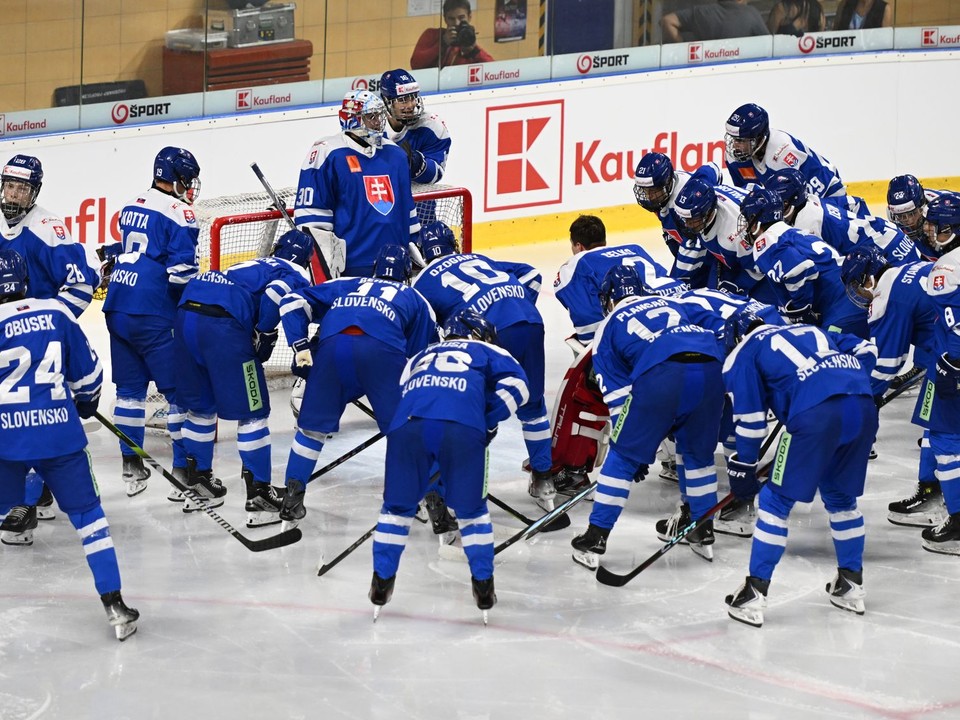 Hráči Slovenska počas prípravného zápasu hráčov do 18 rokov pred Hlinka Gretzky Cupom Slovensko - Kanada.